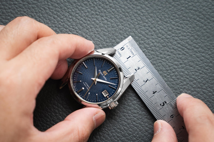 Line up a ruler with the lugs